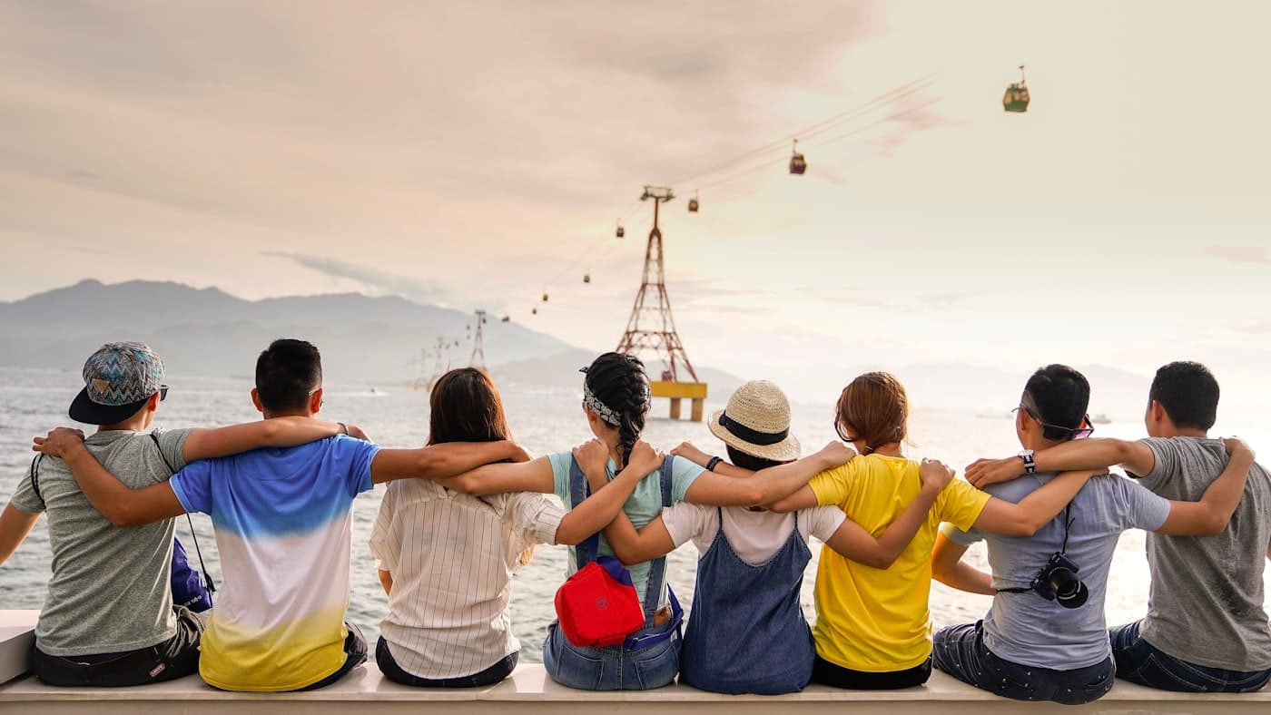 Groupe d'amis heureux en pleine nature