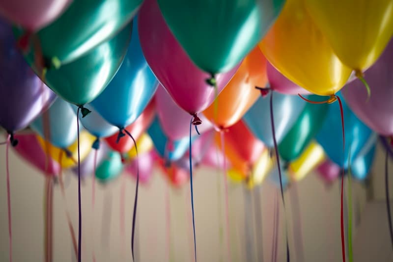 Fête d'anniversaire entre amis avec gâteau